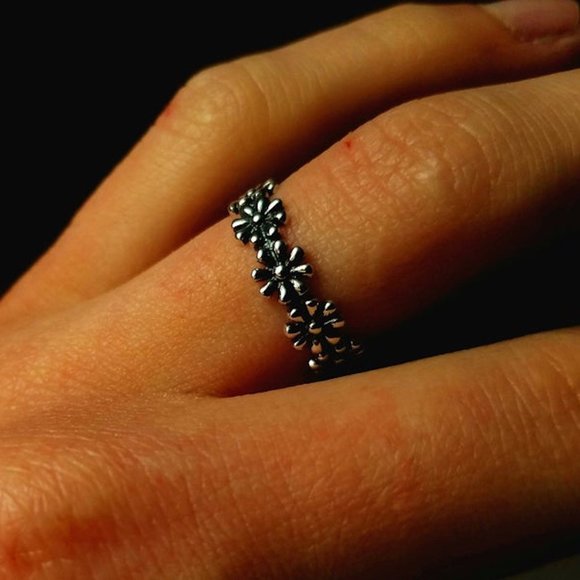 Little daisy ring - Picture 2 of 6